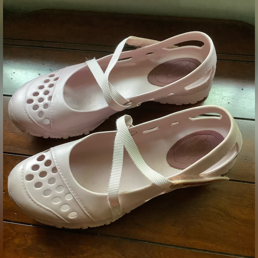 Cali Gear by Skechers Pink Cross Strap Sandals.